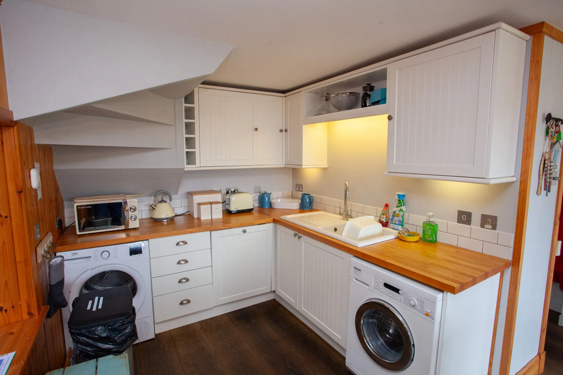 Glenview: Kitchen utility