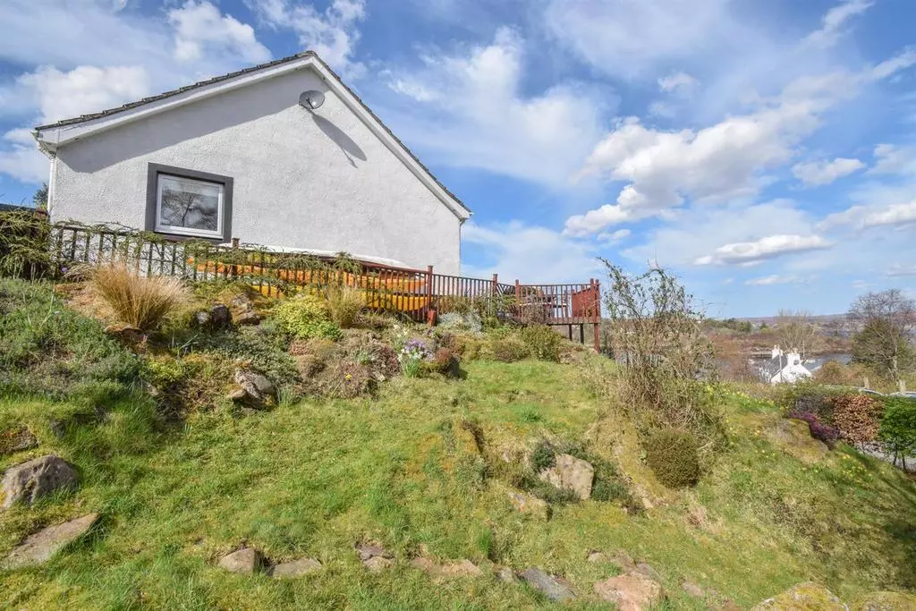 Quinaig: Exterior garden